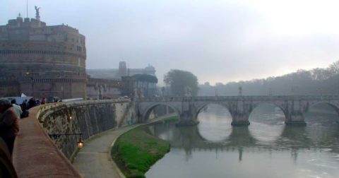 Tag der Trauer: Leichter Nebel liegt über dem Tiber und der Engelsburg.